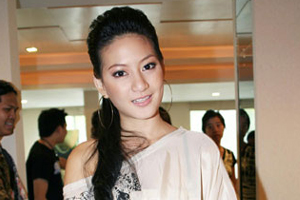 ชลลี่ ไม่แคร์คนเม้าท์คบ หลอ เพราะพ่อรวย