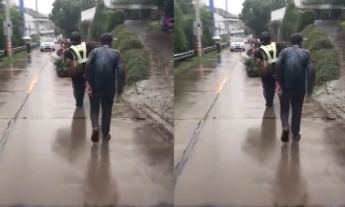 ได้ใจชาวเน็ต ตำรวจจีนช่วยคนแก่หาบผลไม้ เดินฝ่าสายฝนส่งถึงบ้าน