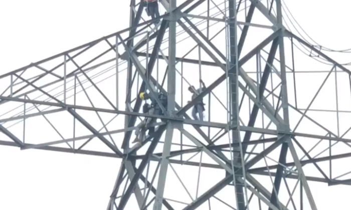 ชาวบ้านไม่เอะใจ ช่างไฟฟ้าห้อยตัวนิ่งบนเสาสูง 70 เมตร ที่แท้ไฟดูดดับ