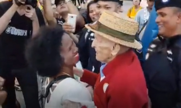 บินลัดฟ้าตามหารัก คุณตาชาวสวิสฯวัย 99 ปี พบภรรยาชาวไทยที่เกาะพะงัน