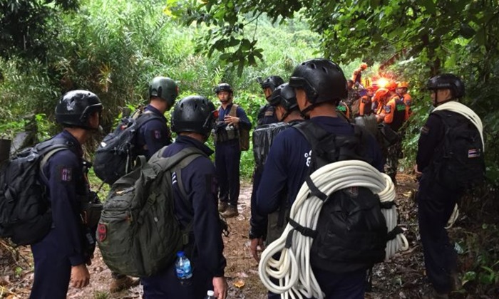 มทบ.37 ส่งชุดโรยตัวสำรวจปล่องถ้ำหลวง 2 จุด ค้นหา 13 ชีวิต