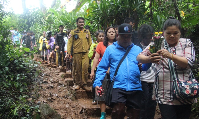 พ่อแม่ 13 ชีวิตติดถ้ำหลวง ทำพิธีขอขมาเจ้าแม่ บนบานบวช 9 วัน เลี้ยงทำบุญใหญ่