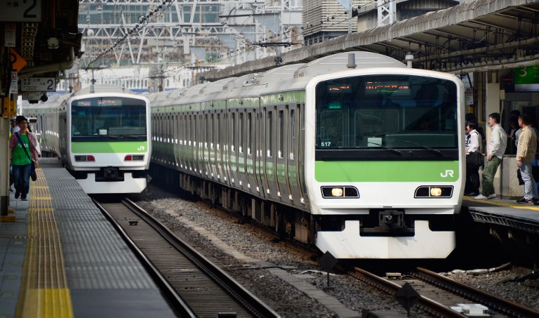 รถไฟโตเกียววุ่น! หยุดวิ่ง 1 ชั่วโมง หลังเบรกแรง จนผู้โดยสารล้ม หัวติดใต้เบาะนั่ง