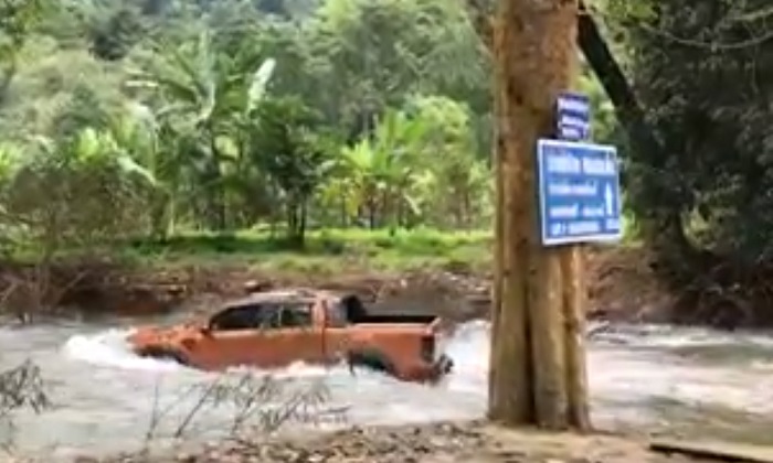 ดูโฆษณามากไป? หนุ่มโชว์เก่ง ขับกระบะลุยน้ำป่า แต่โดนท่วมจนเครื่องดับ