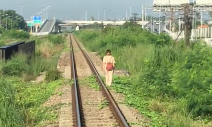 เพราะหูฟังล้วนๆ แชร์คลิปรถไฟต้องหยุดทั้งขบวน รอหญิงสาวเดินฟังเพลง