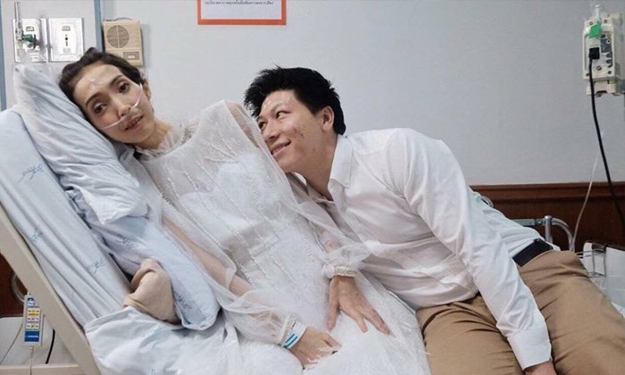ยิ้มทั้งน้ำตา เจ้าสาวป่วยหนักเข้าพิธีวิวาห์หวาน สวมแหวนบนเตียง รพ.ศิริราช