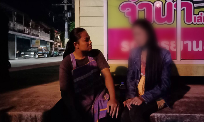 แม่ค้าผัดไทยใจเด็ด! พุ่งชาร์จตัวสาวพยายามกระโดดสะพาน พามานั่งจับเข่าคุย