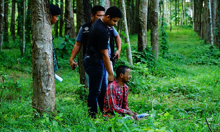 ตำรวจวิ่งไล่กวด “พ่อค้ายา” รวบทันควันหลังสวนยางฯ ตรวจพบซุกยาบ้า 82 เม็ด