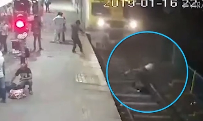 ช็อก ชายอินเดียไล่ตามโจรขโมยของ โดดตัดหน้ารถไฟกำลังแล่นเข้าสถานี (คลิป)