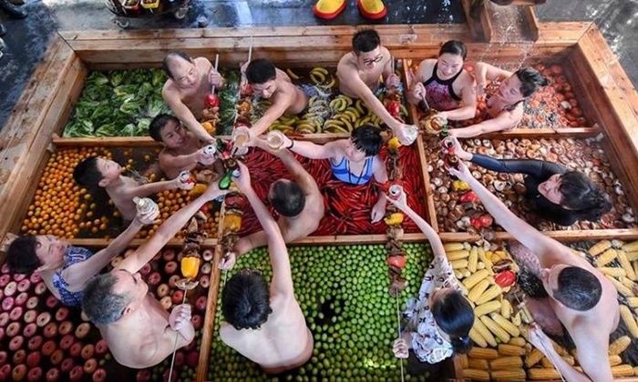 จัดว่าเด็ด! แช่น้ำพุหม้อไฟ 9 ช่อง เลือกเครื่องตามใจชอบ มีหมดทั้งผัก-ผลไม้