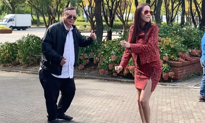 นานๆ ได้เห็นภาพนี้ "อั้ม พัชราภา" เต้นริมถนนกับคุณพ่อสุดน่ารัก (มีคลิป)