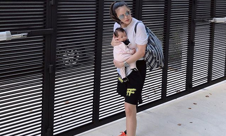 "เจนี่" อุ้ม "น้องโนล่า" แม่ลูกน่ารัก กอดกันแน่น