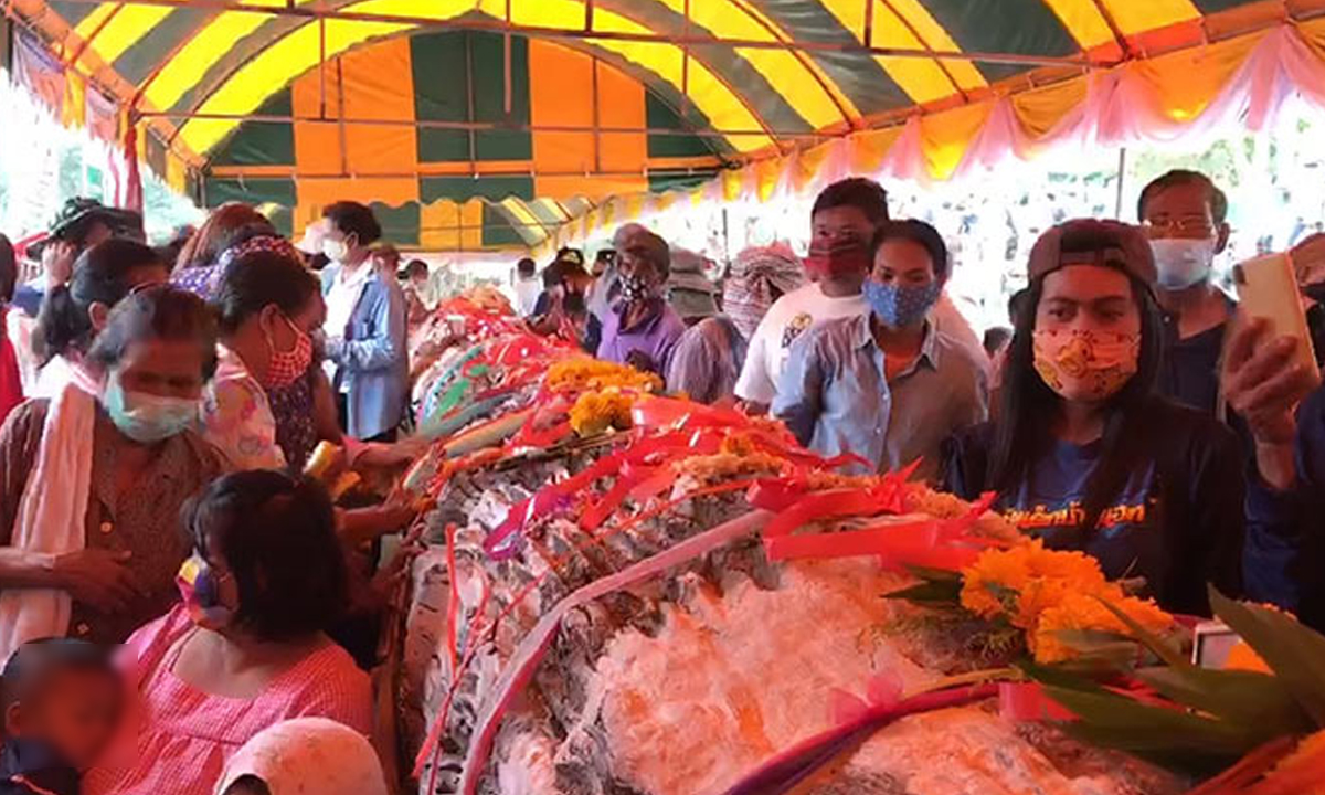 ฮือฮา! นักแสวงโชคนับหมื่นแห่ร่วมพิธีบวงสรวง "แม่ตะเคียน"