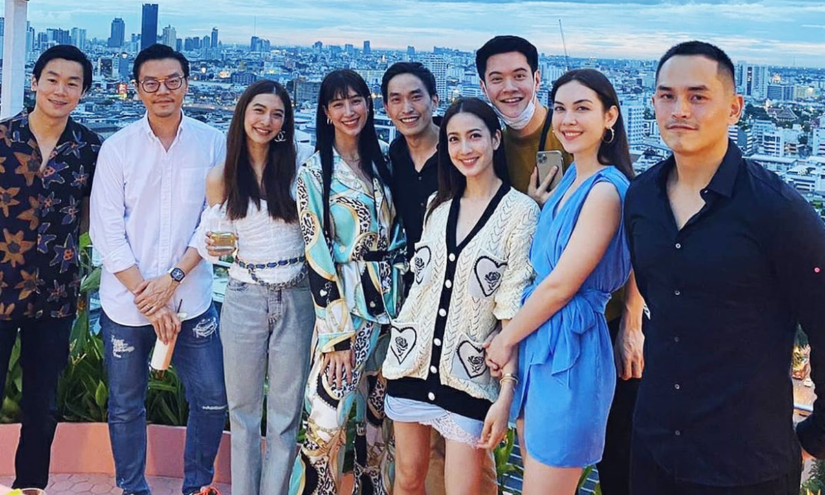 ยังดูเขินๆ "ไฮโซณัย" ถูกเพื่อนๆ ของ "แต้ว ณฐพร" ดึงร่วมเฟรมแก๊งเฟอร์บี้ให้ครบคู่
