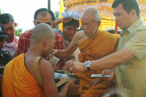 สาธุชนล้นหลามวัดบ้านไร่ ทำบุญวันเกิด หลวงพ่อคูณ 86ปี