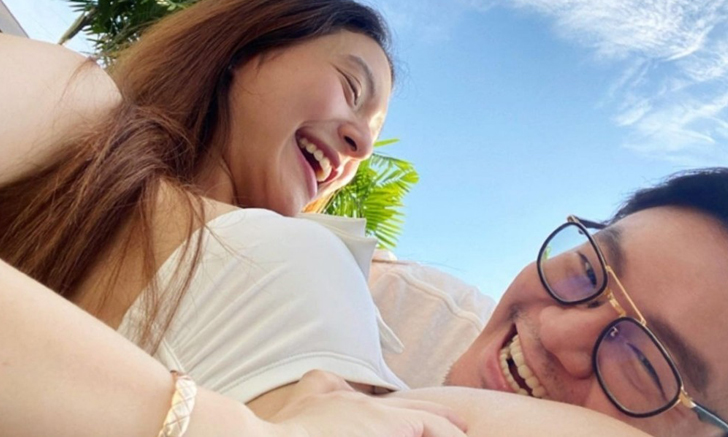 "มิว นิษฐา" อุ้มท้องแก่อวดพุงสวย เผยภาพอบอุ่น "ไฮโซเซนส์" แนบชิดท้องพูดคุยกับลูก