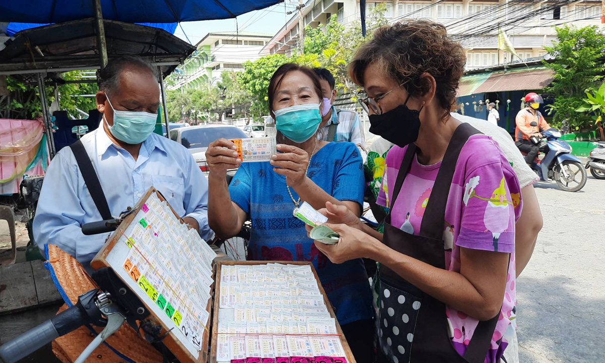 ชาวเมืองนนท์แห่ซื้อเลขเด็ด อายุ "แตงโม นิดา" เลขรถมูลนิธิ-เลขเรือ เกลี้ยงแผง