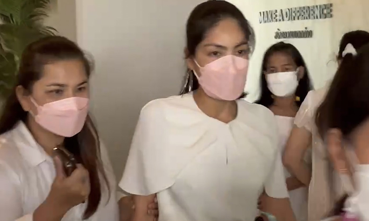 "กระติก" โผล่ร่วมไว้อาลัย "แตงโม" ร้องไห้เสียงดัง มีการเขียนการ์ดถึงเพื่อนรัก