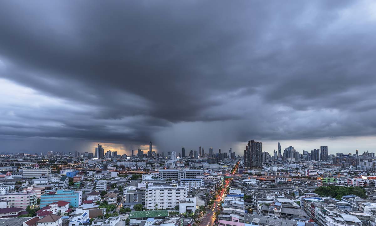 สภาพอากาศวันนี้ อุตุฯ เตือน ไทยตอนบนร้อนจัด พายุฤดูร้อนถล่มซ้ำ ฝนฟ้าคะนอง