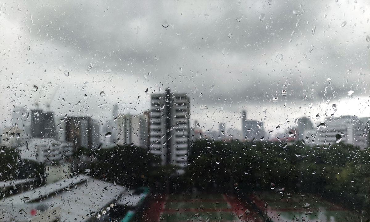 สภาพอากาศวันนี้ กรมอุตุฯ เตือน 65 จังหวัด เจอฝนถล่มหนัก กทม. ฝนฟ้าคะนอง 70%