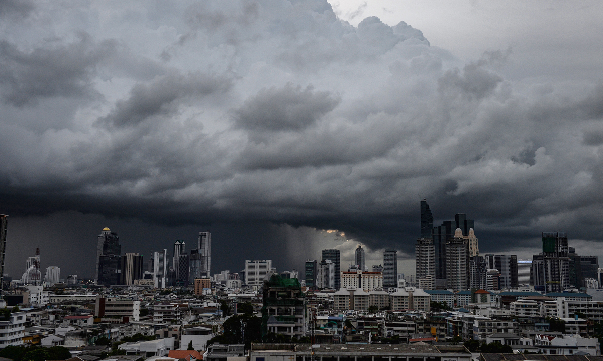 สภาพอากาศวันนี้ กรมอุตุฯ เตือน ฝนตกหนัก 52 จังหวัด กทม. อ่วม 80% ของพื้นที่