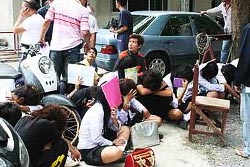 บุกรวบ! เด็กมัธยมปิดบ้านร้าง มั่วเสพยา
