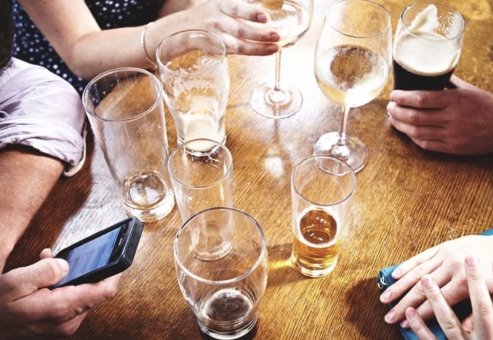 คอทองแดงต้องรู้! ดื่มเหล้าเบียร์เสร็จ ห้ามซ้ำด้วย “น้ำนี้” ไม่ใช่แค่เมาหัวทิ่ม เสี่ยงพังทั้งตับ