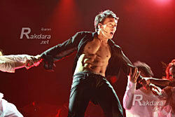 แฟนคลับกรี๊ด"บี้" โชว์ซิกแพ็คกลางคอนเสิร์ต