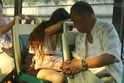 แอบถ่าย! ชายแอบมองหน้าอกสาวบนรถเมล์
