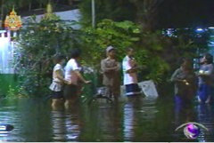 พนังน้ำเริ่มแตก ศาลายาถึงพุทธมณฑล อ่วม!