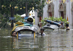 ชาวบ้านร้องเรียนถูกน้ำท่วมแต่ กฟน.ยังขู่ตัดไฟ