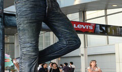 ลีวายส์® ฉลอง "เมย์เดย์ 2012"  โชว์ความเก๋าสร้างยีนส์ยักษ์ "ลีวายส์® 501®" ใหญ่ที่สุดในประเทศไทย