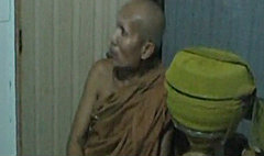 พระลามกแอบถ่ายคลิป สาวนุ่งสั้นโนบราให้นมลูก