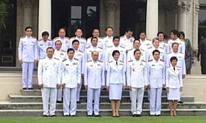 นายกฯนำทีม ครม.ชุดใหม่ถ่ายภาพหมู่หน้าตึกไทยคู่ฟ้า