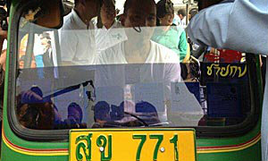 คอหวยจับตา! ยิ่งลักษณ์นั่งรถตุ๊กๆ เข้าทำเนียบ