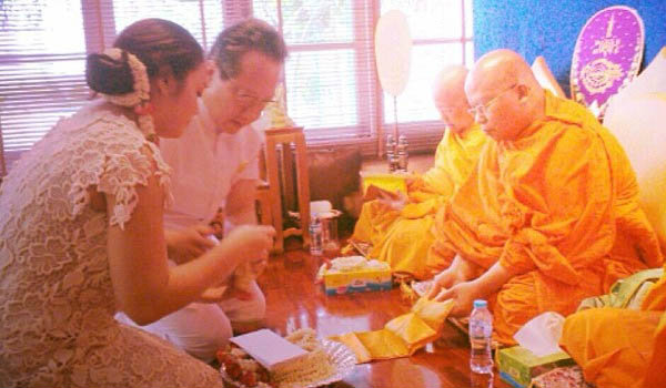 เอ๊ะ!! ตั๊ก บงกช เจ้าสัว ทำบุญในพิธีแต่งงานหรือเปล่า