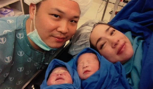 บัวชมพู ฟอร์ด กับลูกชายฝาแฝด มาร์ก เหมา