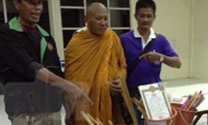 รวบพระปลอมเสพยา หากินกับถังผ้าป่า