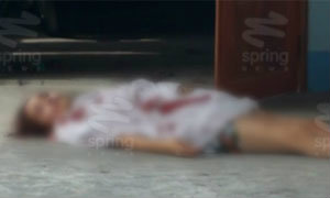 ผัวใจโหด! ขอคืนดีแต่เมียสาวเล่นตัวรัว 3 นัดดับคาที่