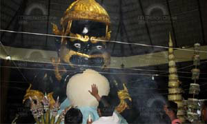ชาวสุรินทร์แห่ขอหวย"พระราหู"แน่นวัดศรีรัตนารามยามดึก