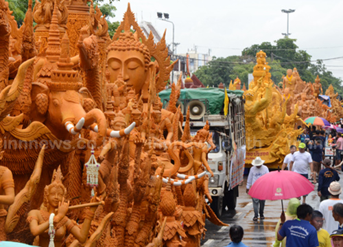 แห่เทียนพรรษาโคราชสุดอลังการคนแห่ชม