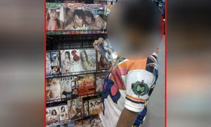 หลุด! ภาพเด็กประถมซื้อวีซีดีหนังเรตอาร์
