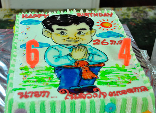 แดงโคราชทำบุญจัดเค้ก9.9ปอนด์ให้ทักษิณ