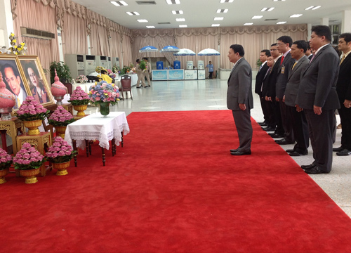 คณะบุคคลถวายพระพรในหลวง-ราชินีรพ.ศิริราช