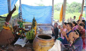 ชาวบ้านขอโชค"จอมปลวก"คล้ายพญานาค เห็นลำแสงเขียวสว่างขึ้นกลางดึก