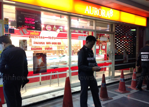 โจรควงปืนจี้ทองออโรร่าบิ๊กซีลาดพร้าว