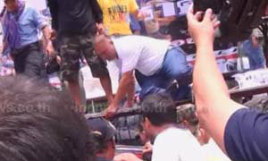 หนุ่มบุกล็อกคอแกนนำกองทัพปชช.-ศอ.รส.เข้มทำเนียบสภา