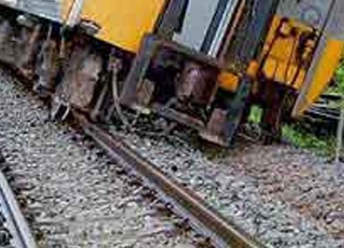 รถไฟสุพรรณบุรี-กทม.ตกราง - โชคดีไร้เจ็บ