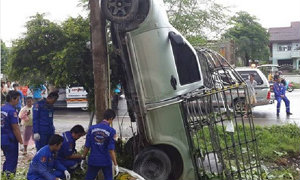 ซิ่งปิกอัพชนเสาไฟฟ้าพาดตั้งฉากเหลือเชื่อ พม่าตาย 1 เจ็บ 1