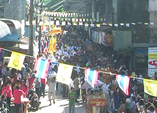 เทศบาลมะขามเมืองจันท์ปิดถนนตักบาตรเทโว